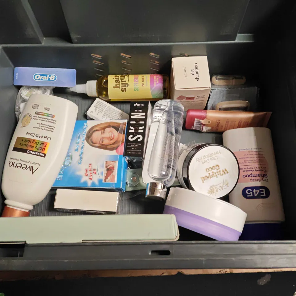 LOT OF ASSORTED HEALTH AND BEAUTY ITEMS TO INCLUDE BERRY MUCH SHOWER GEL, THE ORDINARY CLEANSER AND LOREAL SHAMPOO