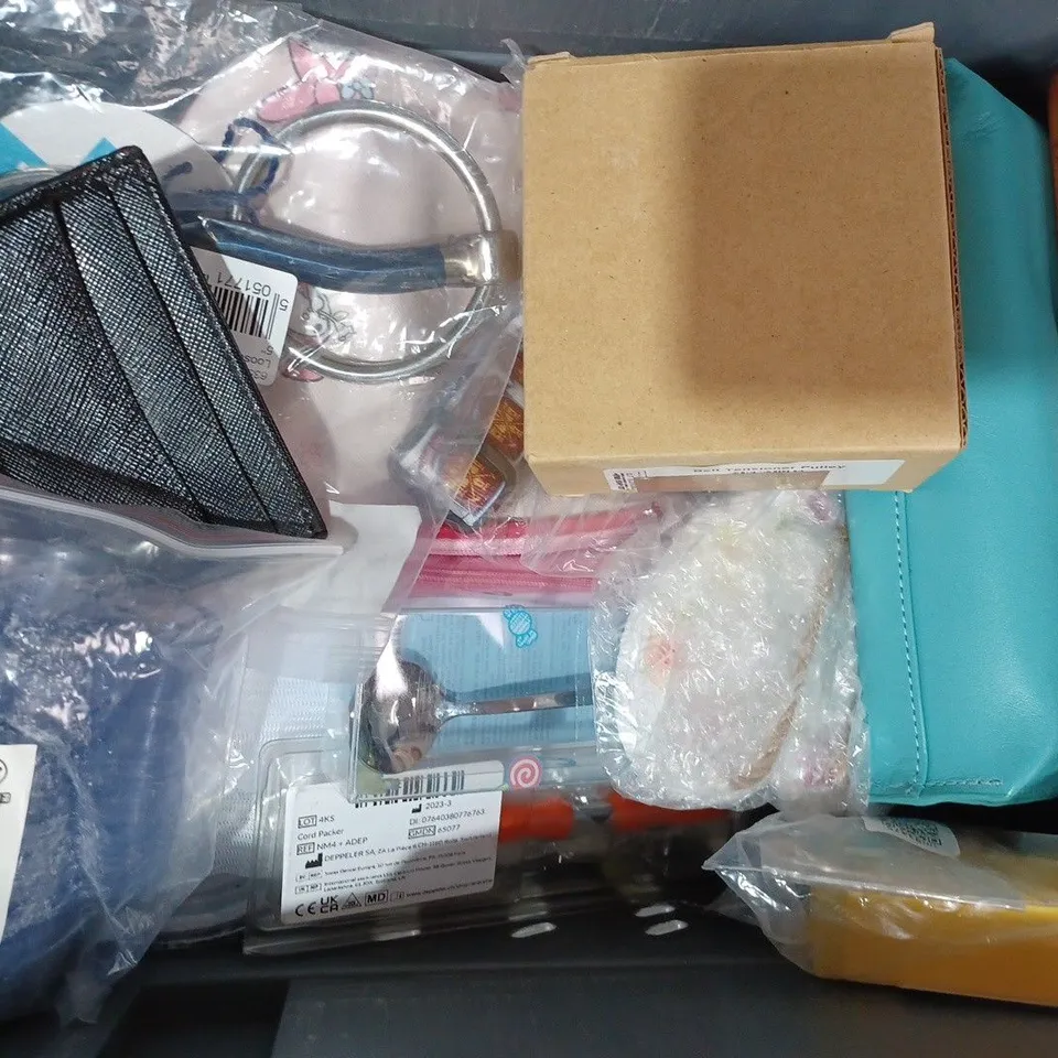 APPROXIMATELY 10 ASSORTED HOUSEHOLD ITEMS TO INCLUDE WINICE DUAL SIDED MEASURING TAPE, KUROMI CUTE SPOON, ETC