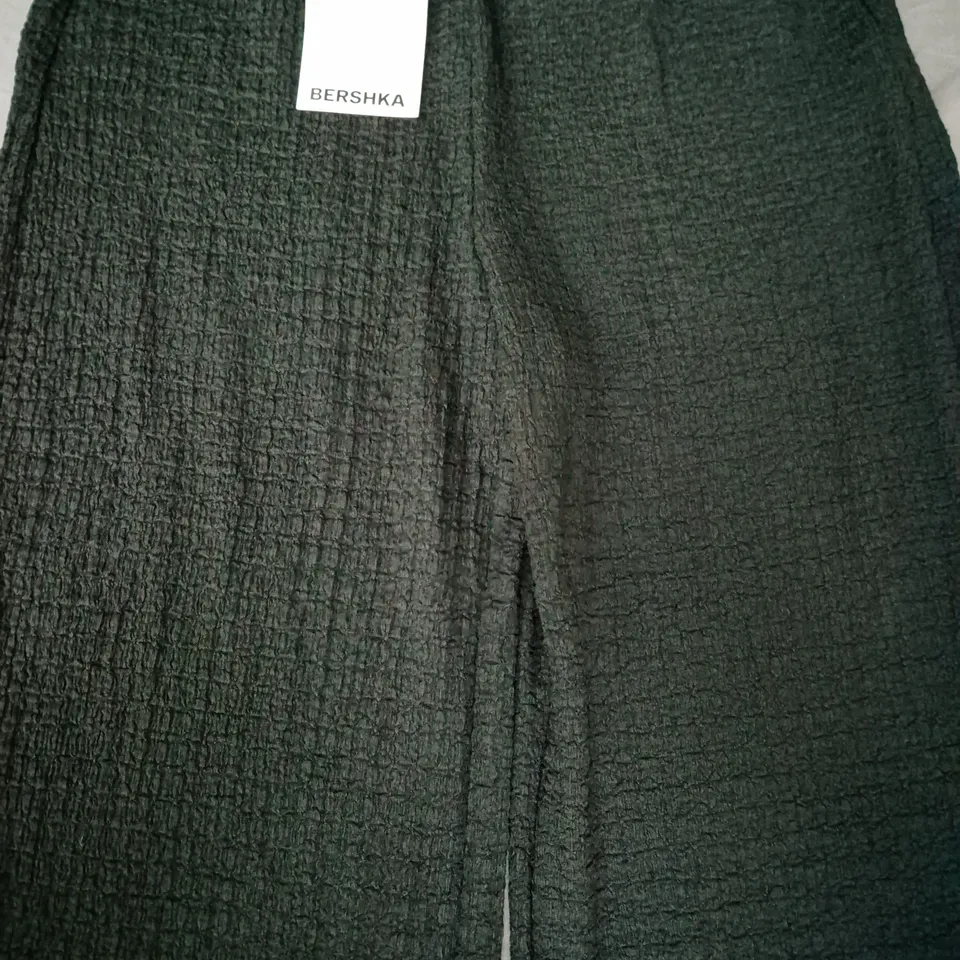 BERSHKA TROUSERS IN BLACK SIZE MEDIUM