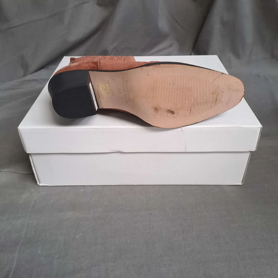 BOXED PAIR OF FARES ANKLE BOOTS IN BROWN SUEDE SIZE 4