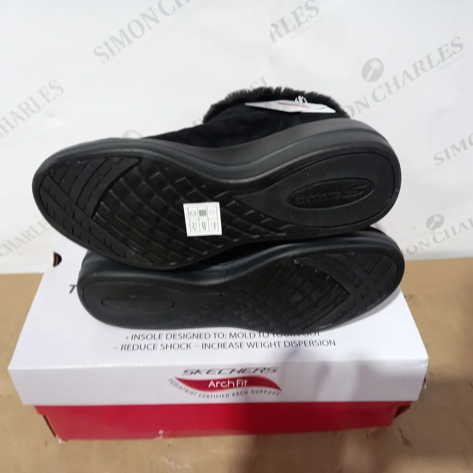 BOXED PAIR OF SKECHERS BLACK BOOTS - SIZE 5
