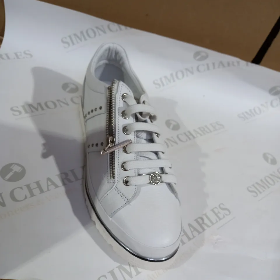 MODA WHITE TRAINER SIZE 5 