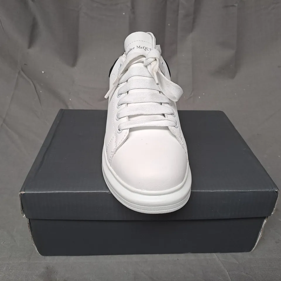 BOXED PAIR OF DESIGNER SHOES IN WHITE/BLACK UK SIZE 5