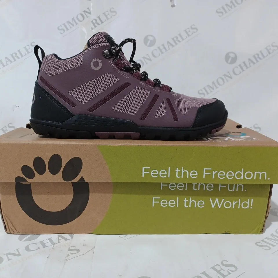 BOXED PAIR OF XERO DAYLITE HIKER FUSION SHOES IN MULBERRY COLOUR EU SIZE 37.5