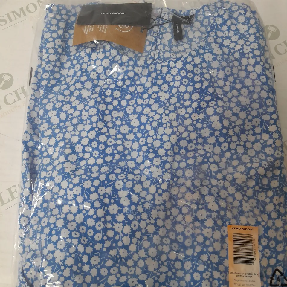 VERO MODA HENNA 2/4 O-NECK DRESS IN FLORAL DESIGN IN BLUE/WHITE - SMALL
