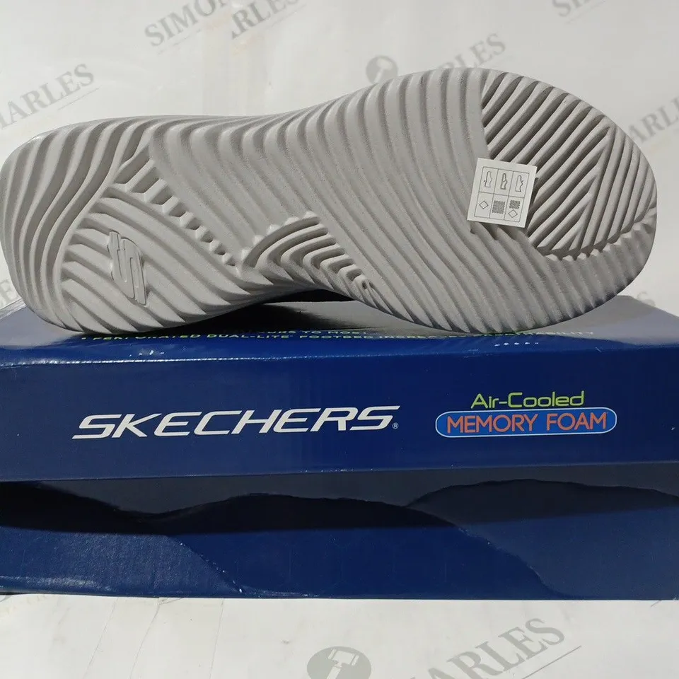 BOXED PAIR OF SKECHERS MENS AIR COOLED MEMORY FOAM TRAINERS IN NAVY SIZE 7