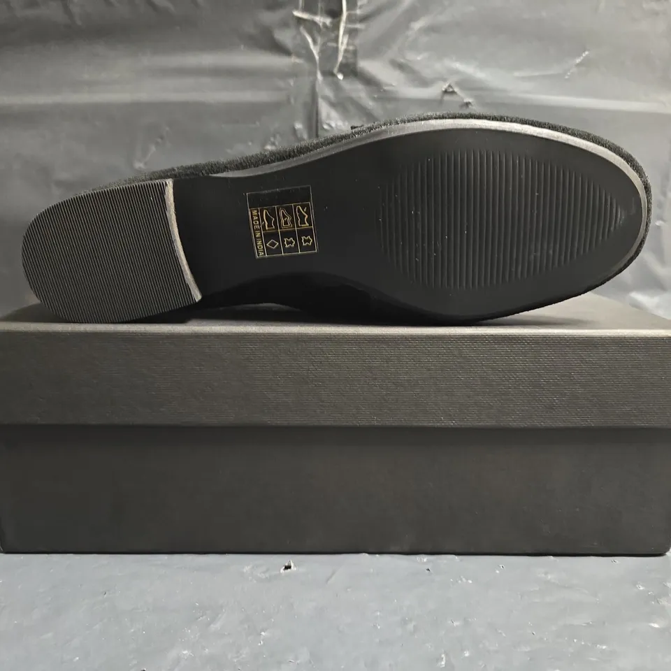 BOXED PAIR OF NV SLIP-ON SHOES IN BLACK SIZE 5