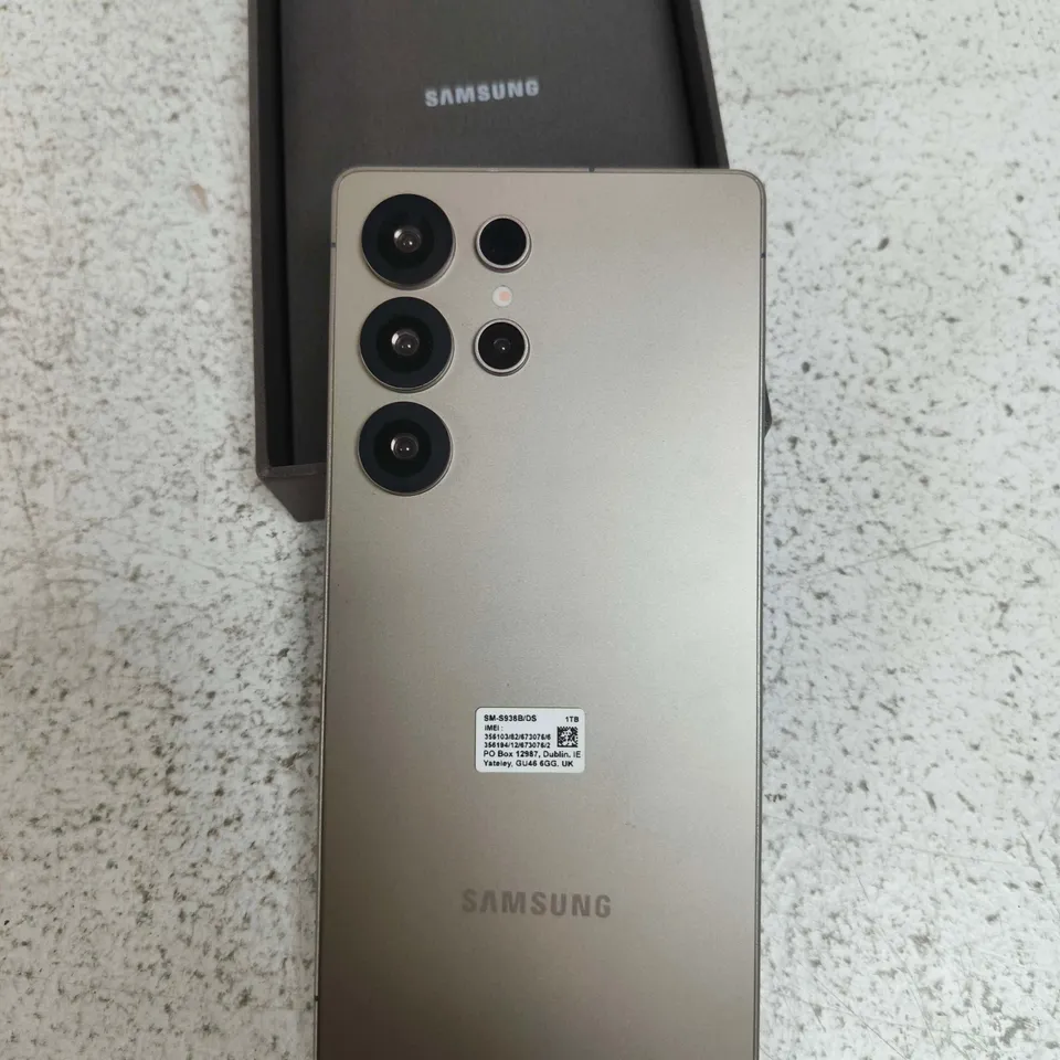 SAMSUNG GALAXY S23 ULTRA 1TB SMARTPHONE – SILVER DISPLAY PHONE