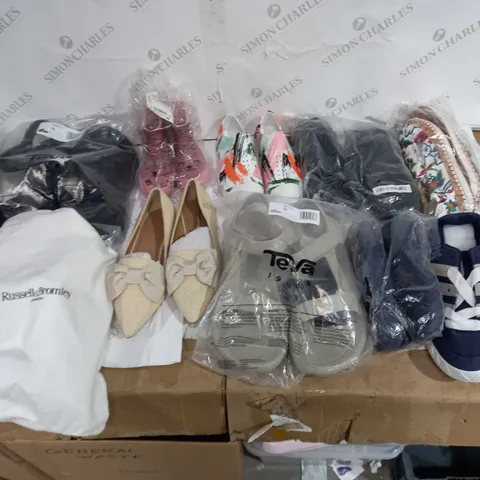 APPROXIMATELY 15 PAIRS OF ASSORTED UNBOXED SHOES TO INCLUDE TEVA BLACK SANDAL, CAT WELLIES, AND RUSSELL&BROMLEY HEELS ETC. 