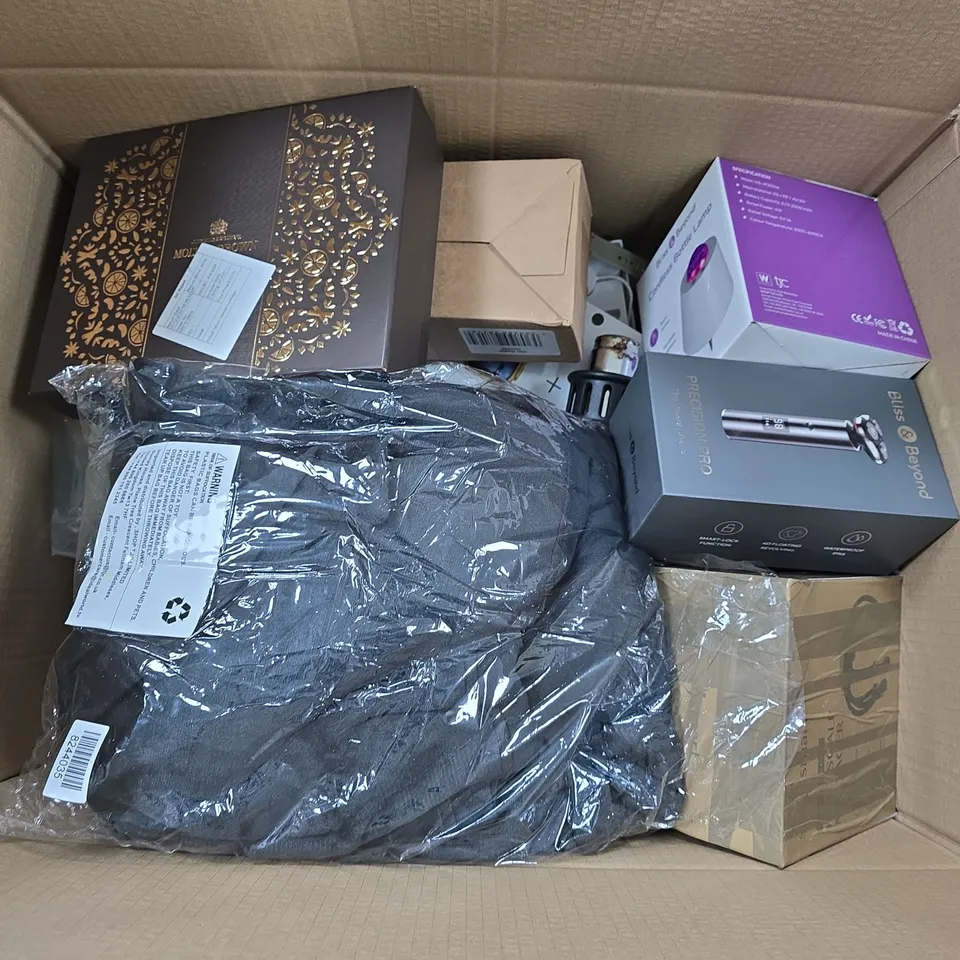 APPROXIMATELY 15 ASSORTED ITEMS TO INCLUDE CORDLESS BOTTLE LAMP, MOLTON BROWN SET, POWER SHAVER, ETC