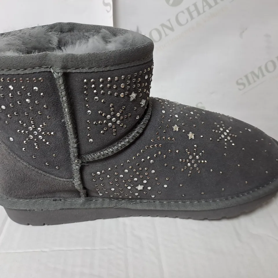BONOVA GREY BOOTS SIZE 6 