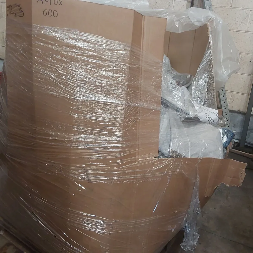 PALLET CONTAINING APPROXIMATELY 500x BRAND NEW ASSORTED DESIGNER CLOTHING ITEMS INCLUDING: JD WILLIAMS JEANS, DENIM JUMPSUITS ECT