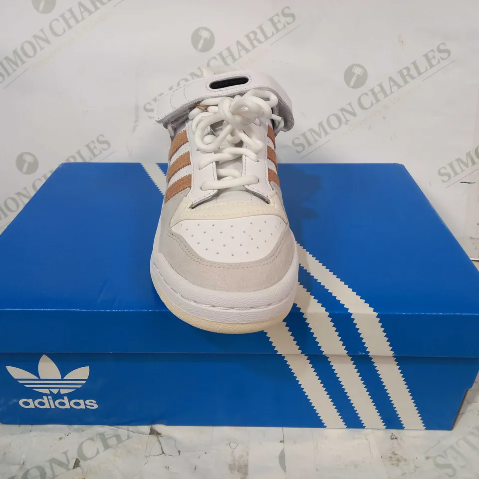 BOXED PAIR OF ADIDAS FORUM LOWTRAINERS IN WHITE/TAN/BLACK UK SIZE 5.5