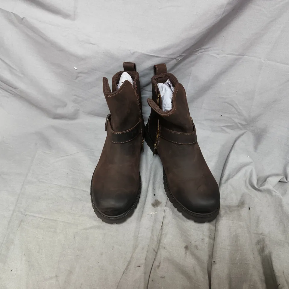 HUSH PUPPIES WATERPROOF BOOTS IN BROWN - SIZE 7