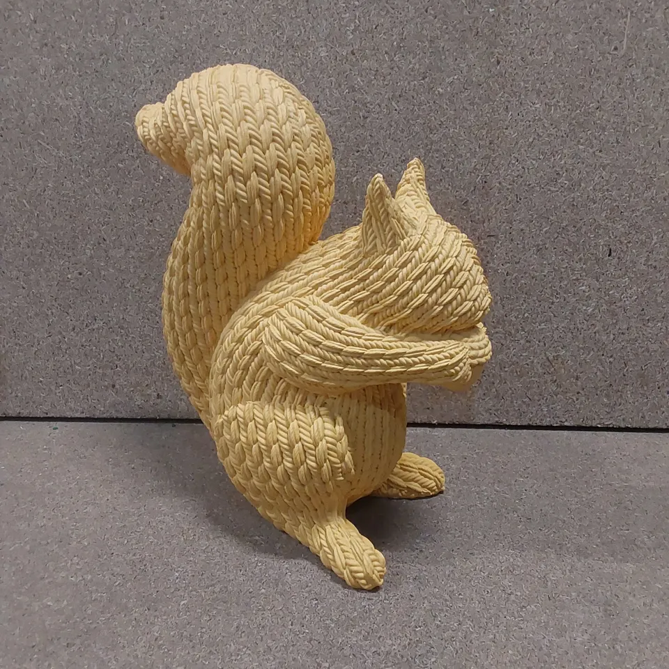 RESIN KNIT SQUIRREL 