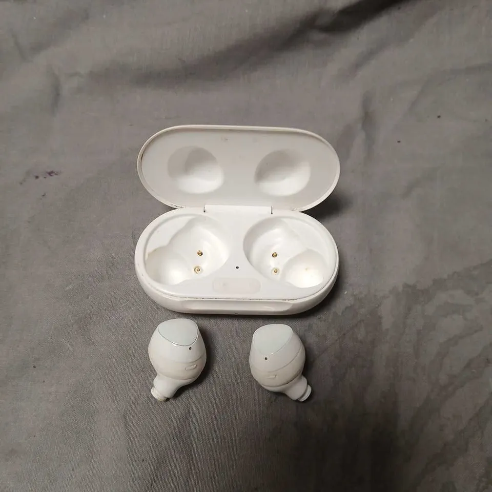 SAMSUNG GALAXY BUDS+ WIRELESS EARBUDS SM-R175 IN WHITE CHARGING CASE