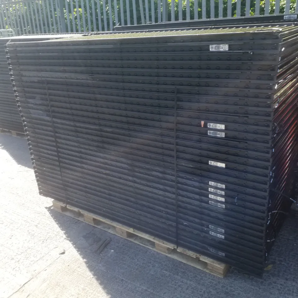 PALLET CONTAINING APPROXIMATELY 31 SOLYNDRA SOLAR PANELS