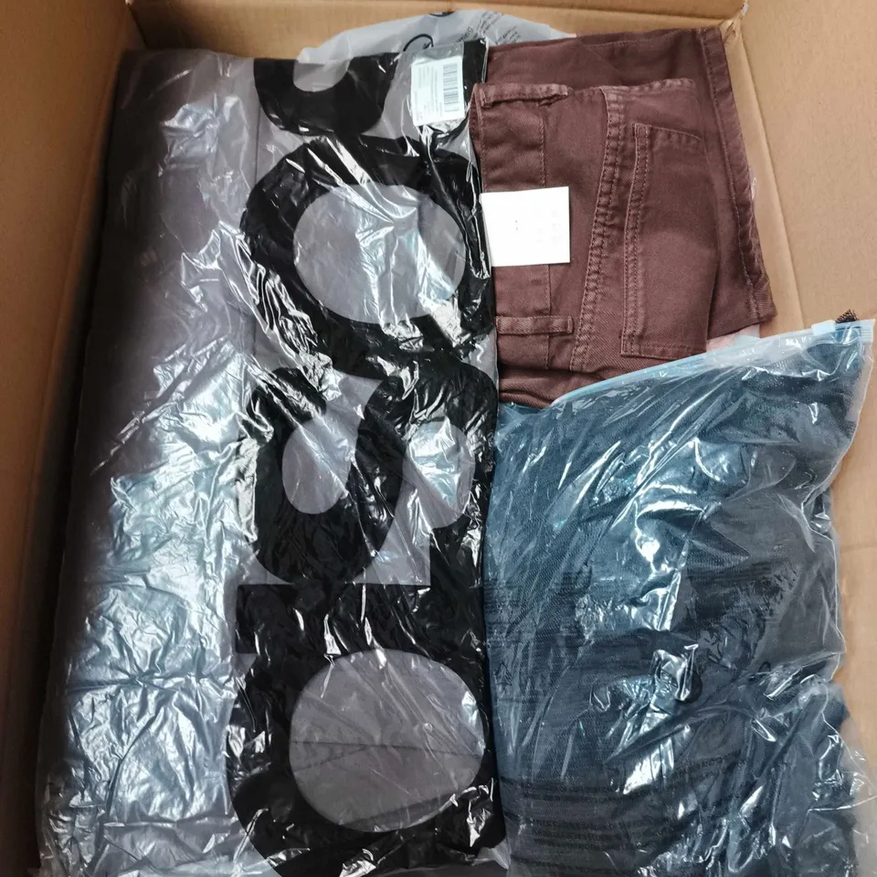 APPROXIMATELY 25 ASSORTED CLOTHING AND FASHION PRODUCTS IN VARIOUS STYLES AND SIZES - COLLECTION ONLY