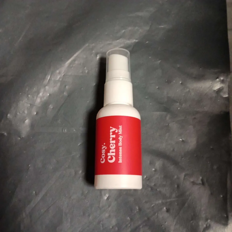 APPROXIMATELY 25 ASSORTED HEALTH AND BEAUTY ITEMS INCLUDING LISTERINE TOTAL CARE , KINKY CURLY DETANGLER AND COSY CHERRY BODY MIST 