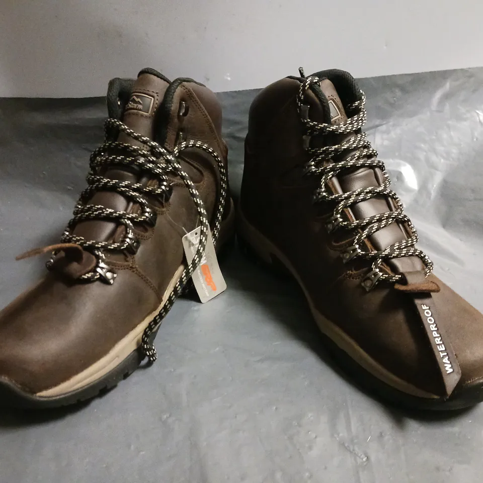 BOXED PAIR OF PETER STORM WOMEN'S SNOWDON II BOOTS IN DARK BROWN SIZE UK 7