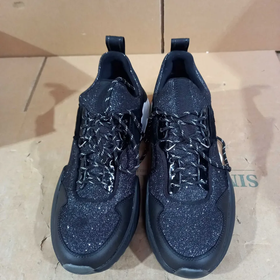 KENNETH COLE MADDOX JOGGER CHUNKY TRAINER - BLACK/WHITE - SIZE 7