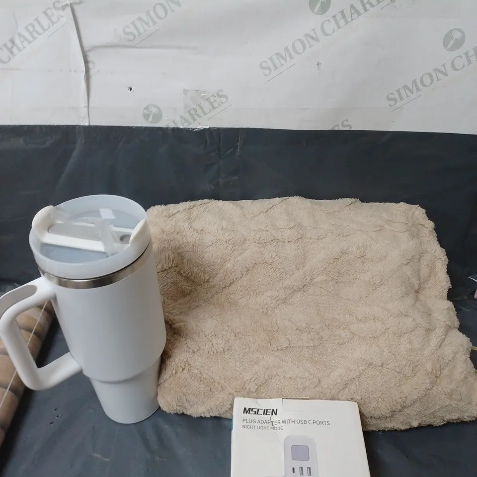 APPROXIMATELY 20 ASSORTED HOUSEHOLD ITEMS TO INCLUDE BLANKET, DRINKING TUMBLER AND PLUG SOCKET WITH USB PORTS