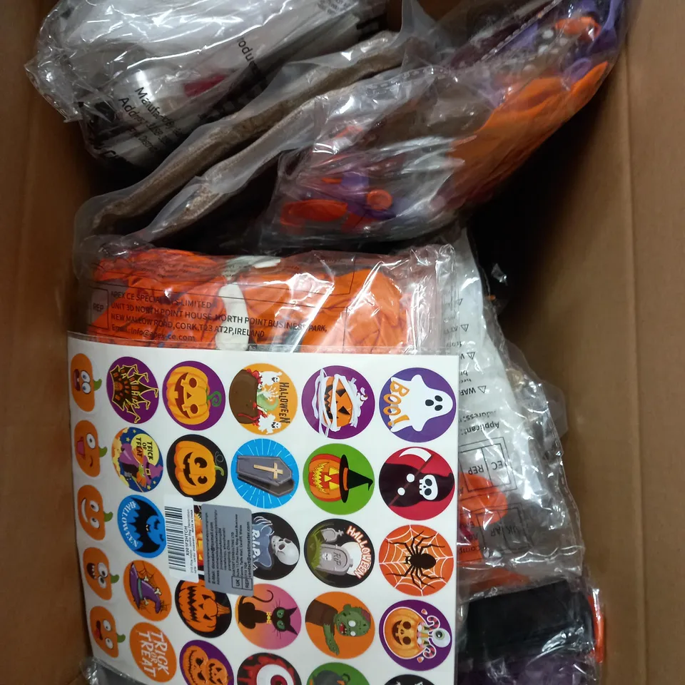 BOX OF APPROXIMATELY 20 ASSORTED HALLOWEEN THEMED CELEBRATORY & PARTY ITEMS TO INCLUDE TRICK OR TREAT BAGS, BALLOONS, DECORATIONS ETC