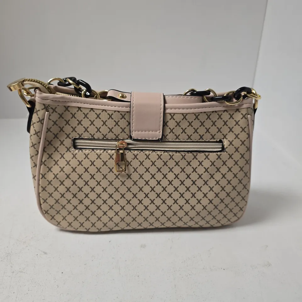 BEIGE CROSSBODY BAG WITH PINK STRAP AND GOLD CHAIN