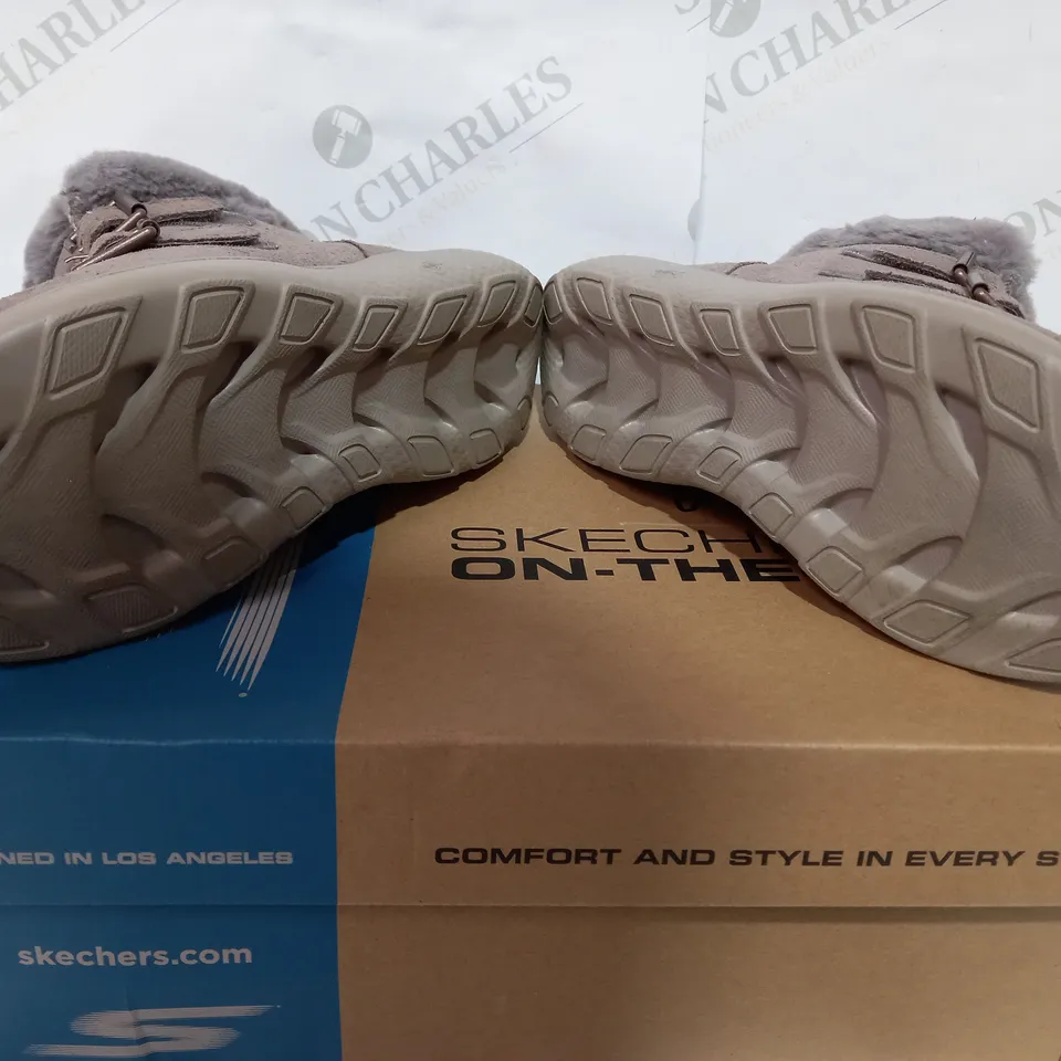 BOXED PAIR OF SKECHERS TAUPE WINTER BOOT  - SIZE 4
