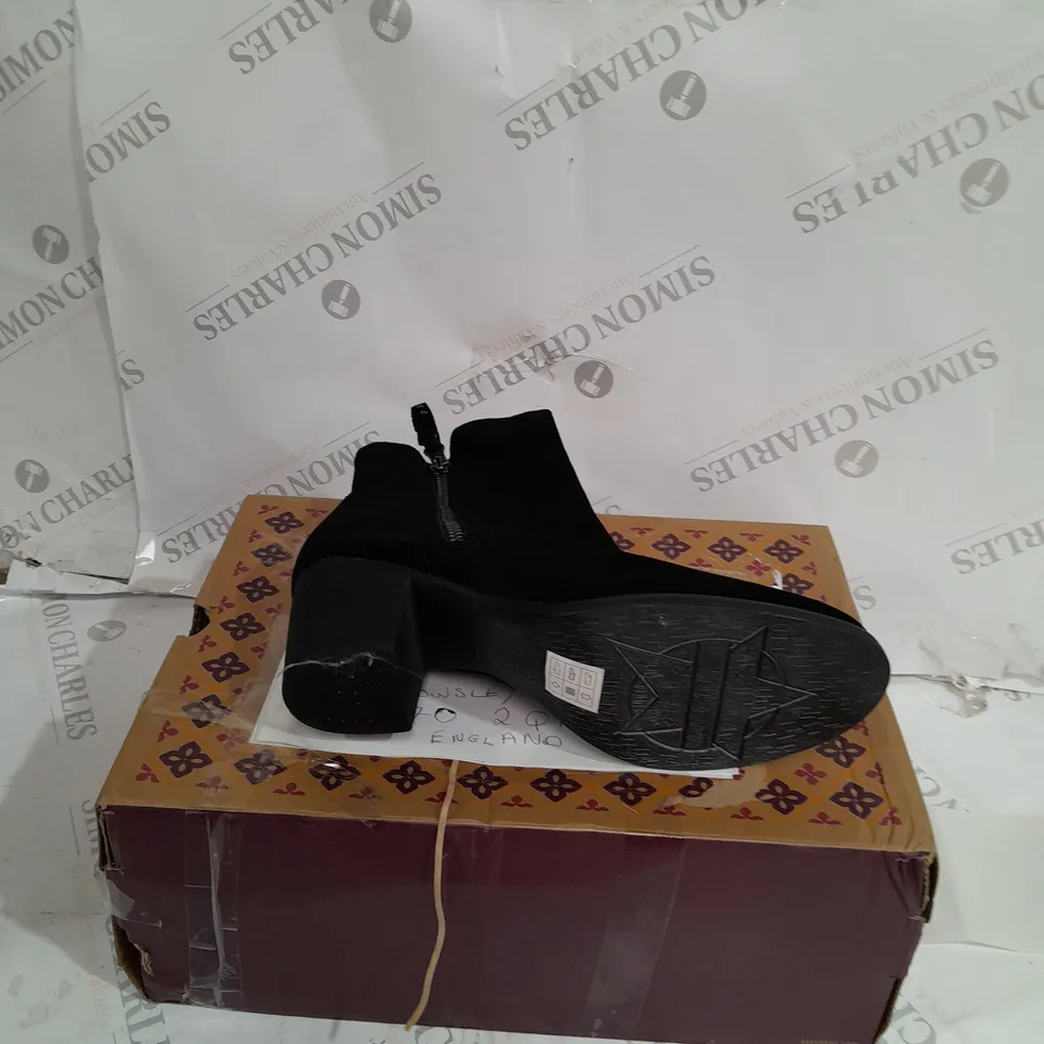 BOXED SKECHERS TAXI ZIP BOOTIES, BLACK - SIZE 7