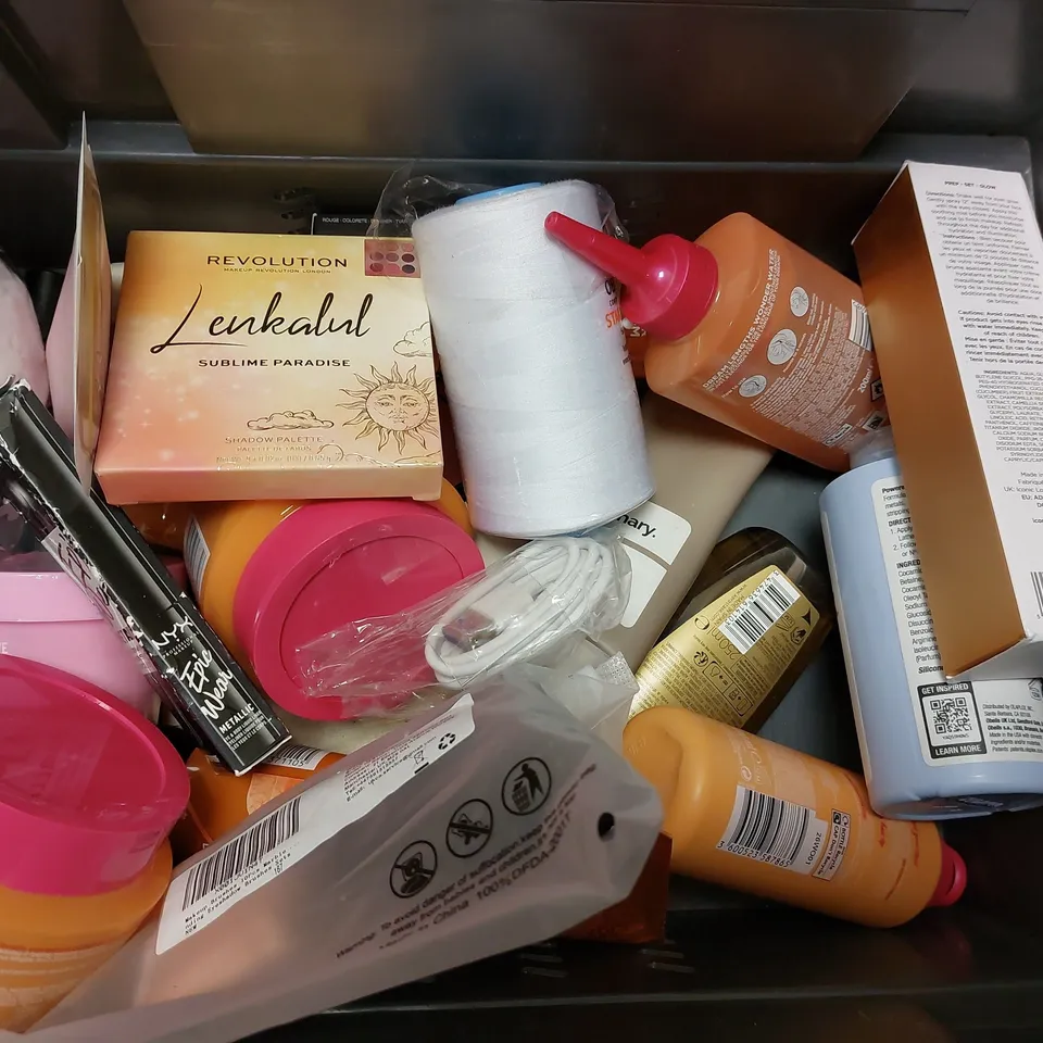 BOX OF APPROX 20 COSMETIC ITEMS TO INCLUDE DOCK & BAY MAKE UP REMOVER PADS, GARNIER MICELLAR GEL WASH, BAYLISS AND HARDING HEAVENLY TREATS GIFT SET 