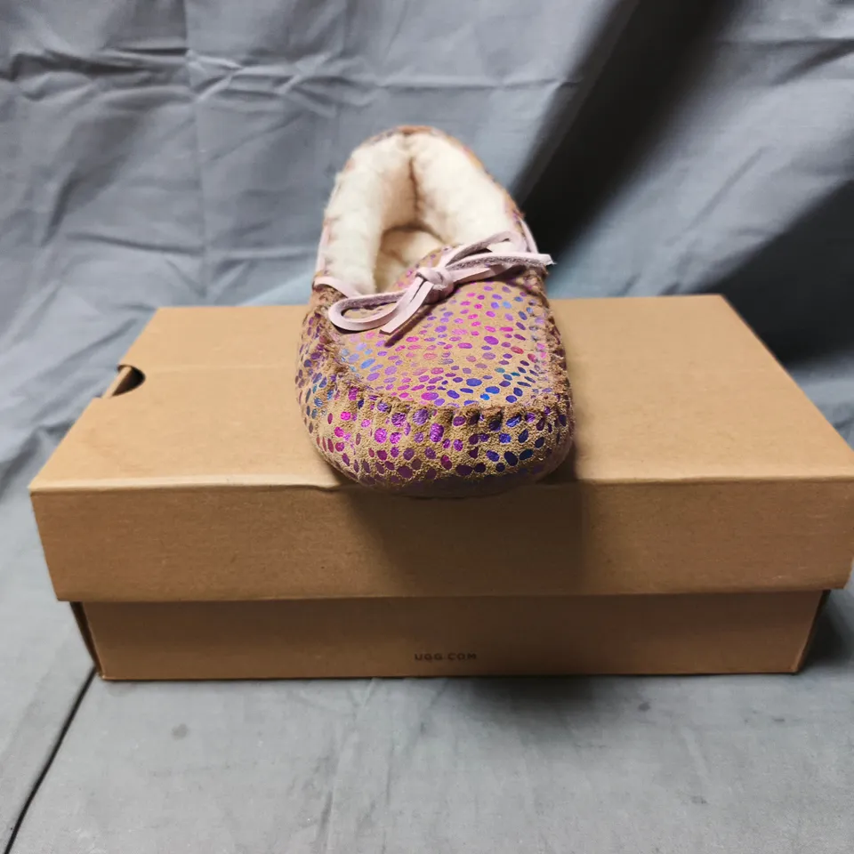 BOXED PAIR OF UGG KID'S DAKOTA SPOTS SHOES IN MULTICOLOUR SIZE UK 2