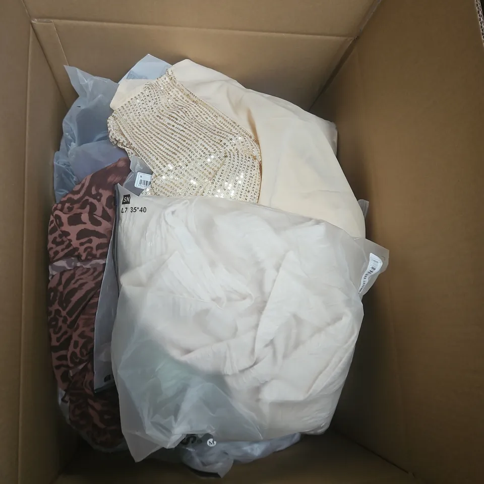 BOX OF APPROXIMATELY 20 ASSORTED CLOTHING ITEMS IN VARIOUS COLOURS, SIZES AND STYLES