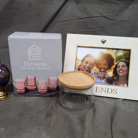 LOT OF APPROXIMATELY 20 ASSORTED POTTERY ITEMS TO INCLUDE DECORATIVE MUSICAL EGG, GLASS TEA STORAGE POT WITH LID AND A FRIENDS PHOTO FRAME