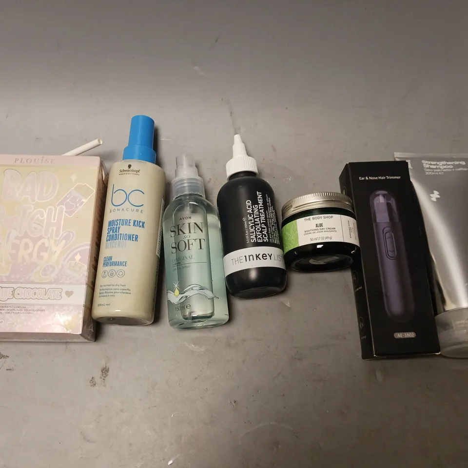 BOX OF APPROXIMATELY 15 COSMETIC ITEMS TO INCLUDE JADE STONE, ORAL B CROSS ACTION, AND TED BAKER BODY WASH ETC. 