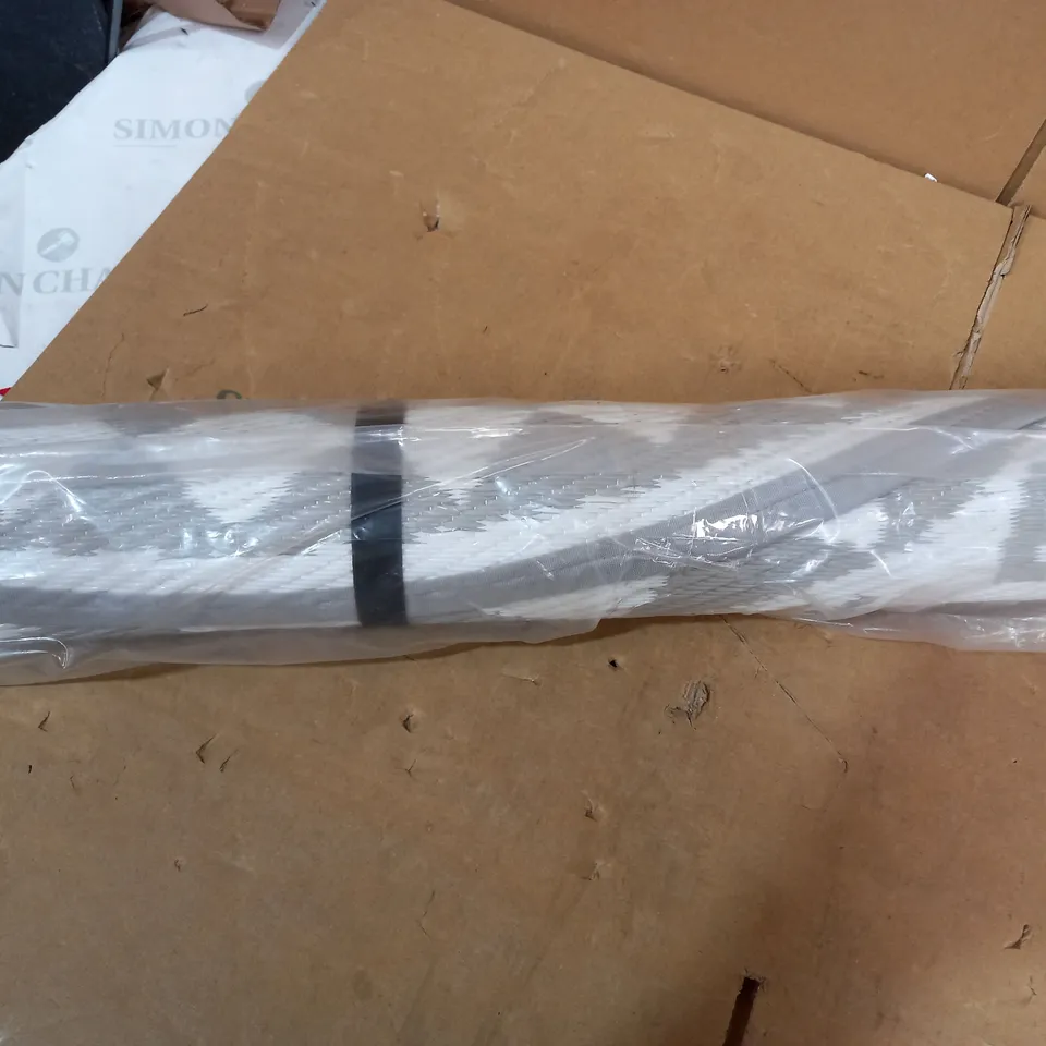 DESIGNER ROUND GREY/WHITE PATTERNED OUTDOOR RUG SIZE APPROX 150CM