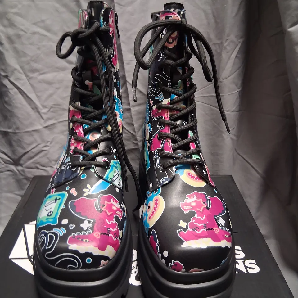 BRAND NEW BOXED KOI X DUNGEONS AND DRAGONS L'OTTA MONSTERS TRIDENT PLATFORM BOOTS BLACK MULTI SIZE 4