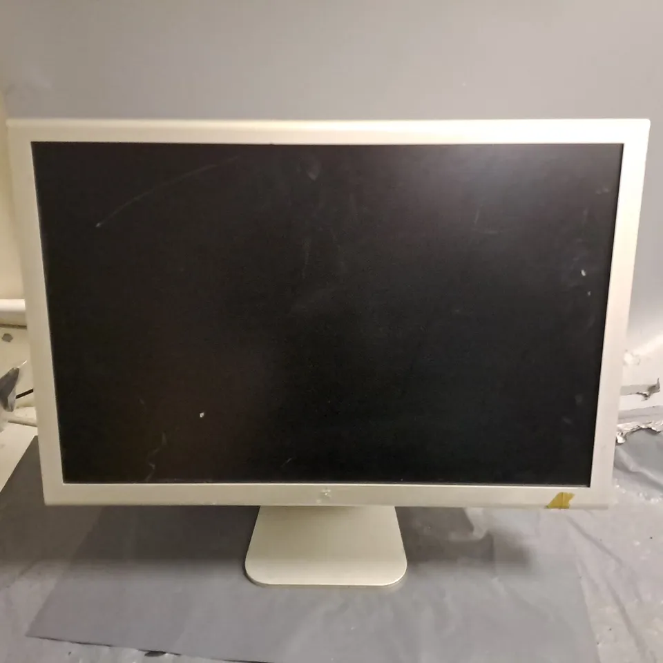 UNBOXED APPLE 23" CINEMA DISPLAY