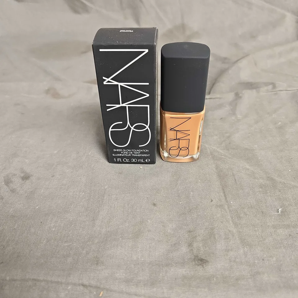BOXED NARS SHEER GLOW FOUNDATION IN MED-DEEP 1 SYRACUSE 30ML
