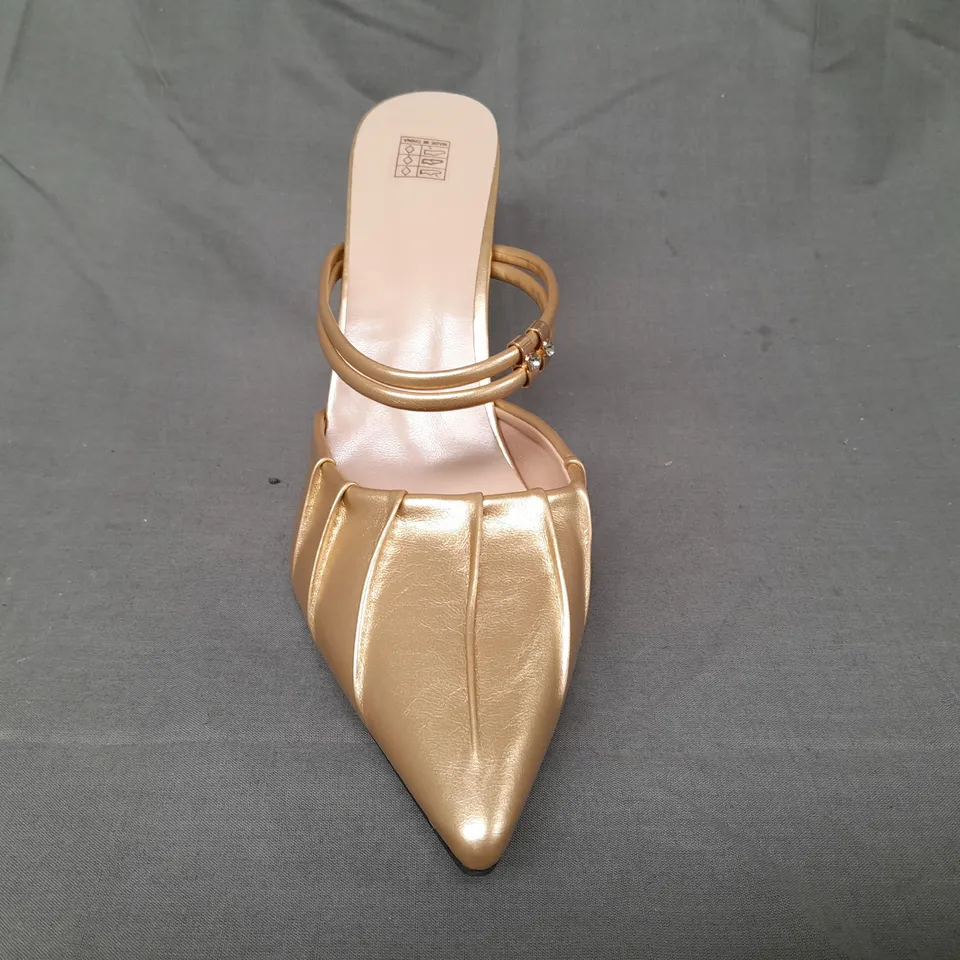 BOXED PAIR OF DESIGNER CLOSED TOE HEELED SHOES IN GOLD EU SIZE 42