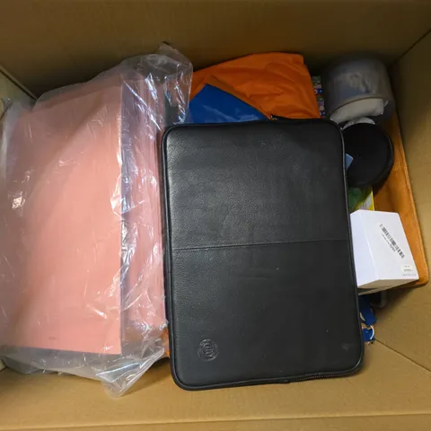 APPROXIMATELY 12 ASSORTED ITEMS TO INCLUDE A4 CARD, LAPTOP BAG, COMPUTER CASE, ETC - COLLECTION ONLY