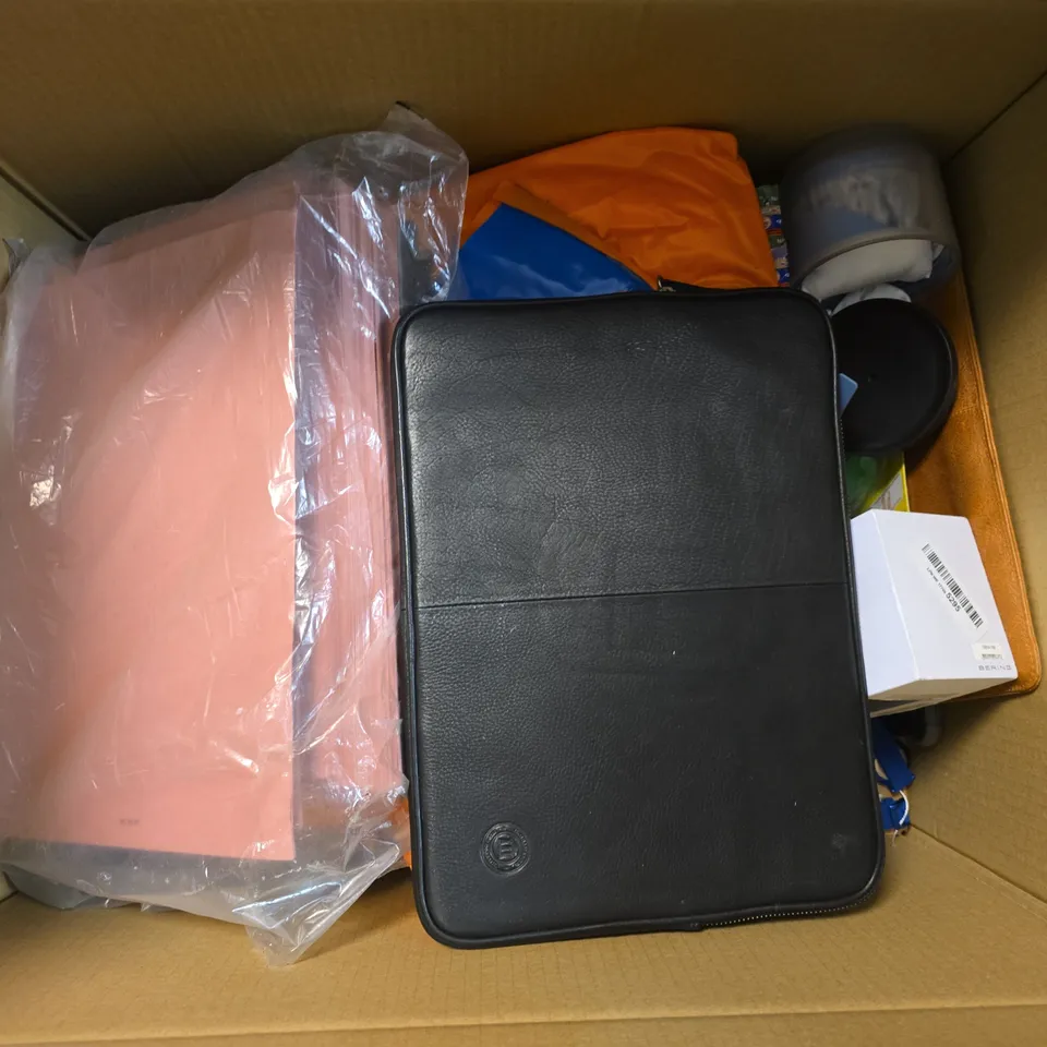 APPROXIMATELY 12 ASSORTED ITEMS TO INCLUDE A4 CARD, LAPTOP BAG, COMPUTER CASE, ETC - COLLECTION ONLY