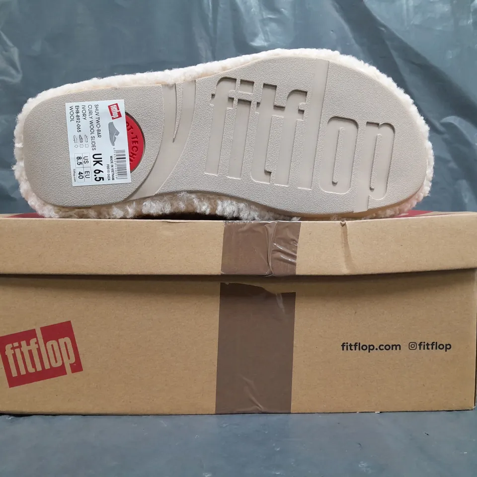 BOXED PAIR OF FITFLOP TWO-BAR CURLY WOOL SLIDERS IN IVORY SIZE UK 6.5