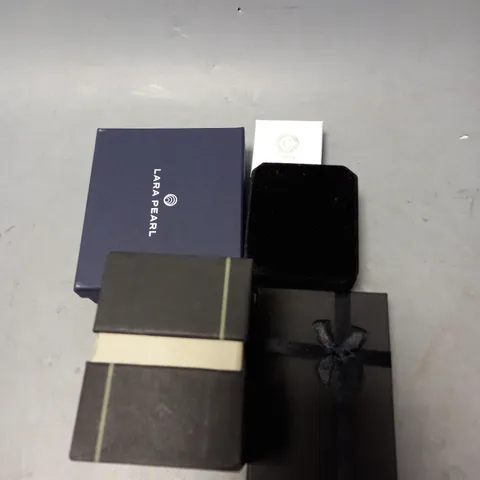 APPROXIMATELY 30 ASSORTED JEWELLERY PRODUCTS TO INCLUDE RINGS , WATCHES , NECKLACES , ETC
