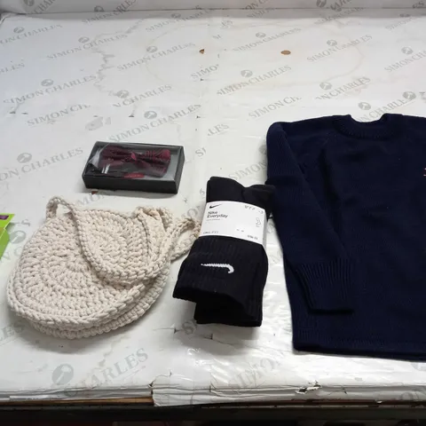 LARGE QUANTITY OF CLOTHING ITEMS TO INCLUDE DRESSES, SWEATERS, JEANS, T-SHIRTS, ETC