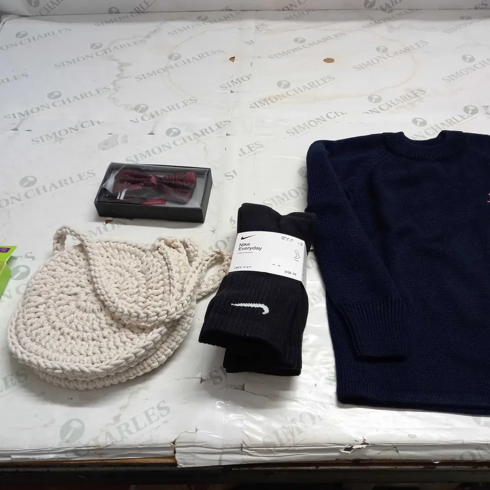 LARGE QUANTITY OF CLOTHING ITEMS TO INCLUDE DRESSES, SWEATERS, JEANS, T-SHIRTS, ETC