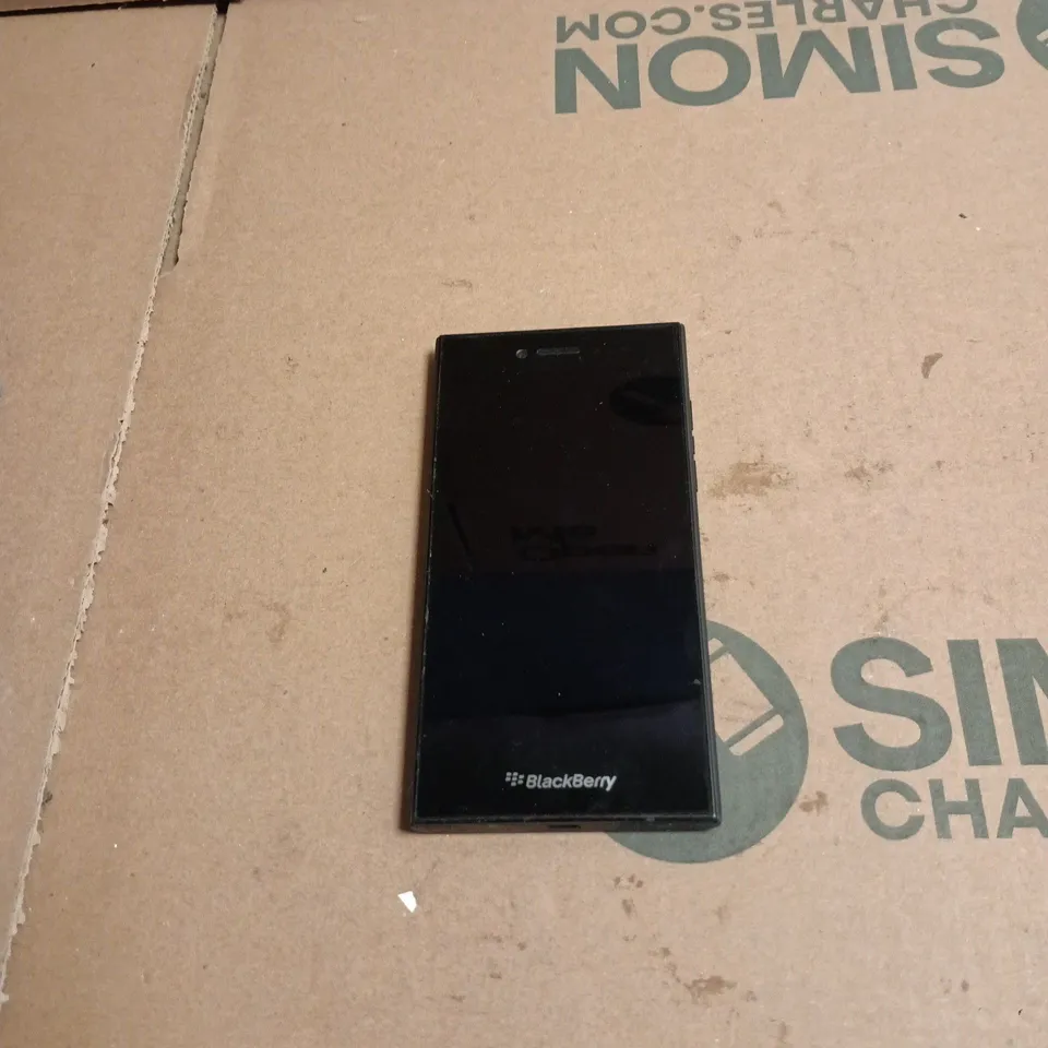 BLACKBERRY SMARTPHONE BLACK 8MP AUTO FOCUS CAMERA, UNBOXED.