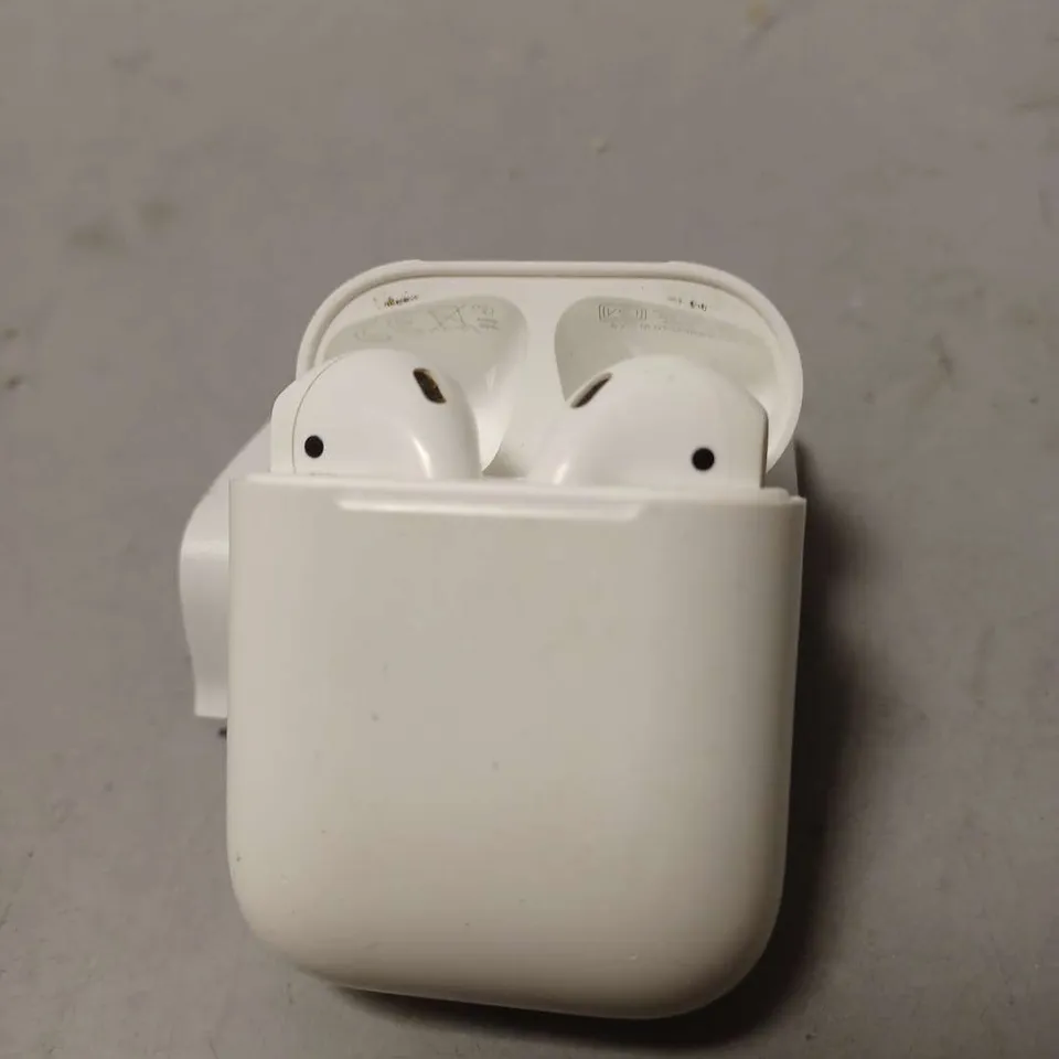 APPLE AIR PODS 