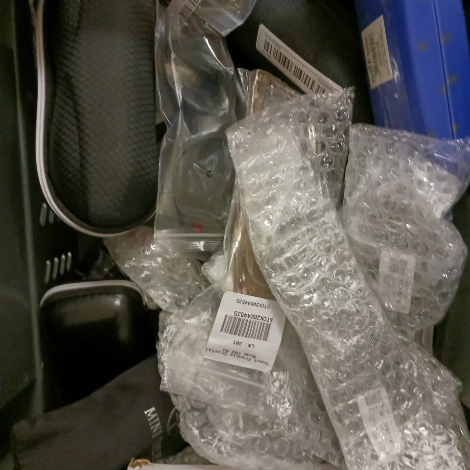 APPROXIMATELY 20 ASSORTED SUNGLASSES/SPECTACLES IN VARIOUS DESIGNS  