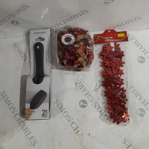 approx. 20 household items to include clothes brush, potpourri, Christmas decoration